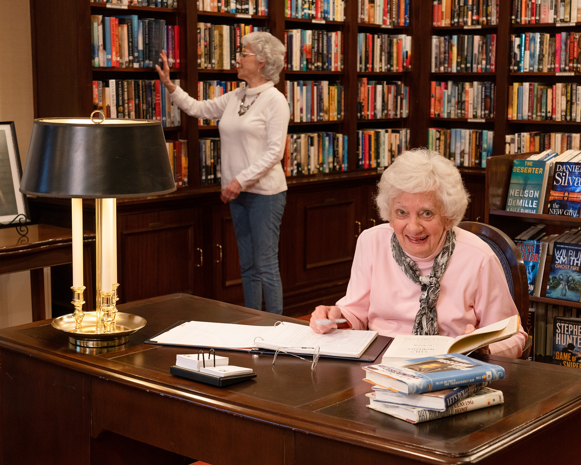 Seniors enjoying Independent Senior Living at the library at Ginger Cove in Annapolis, VA